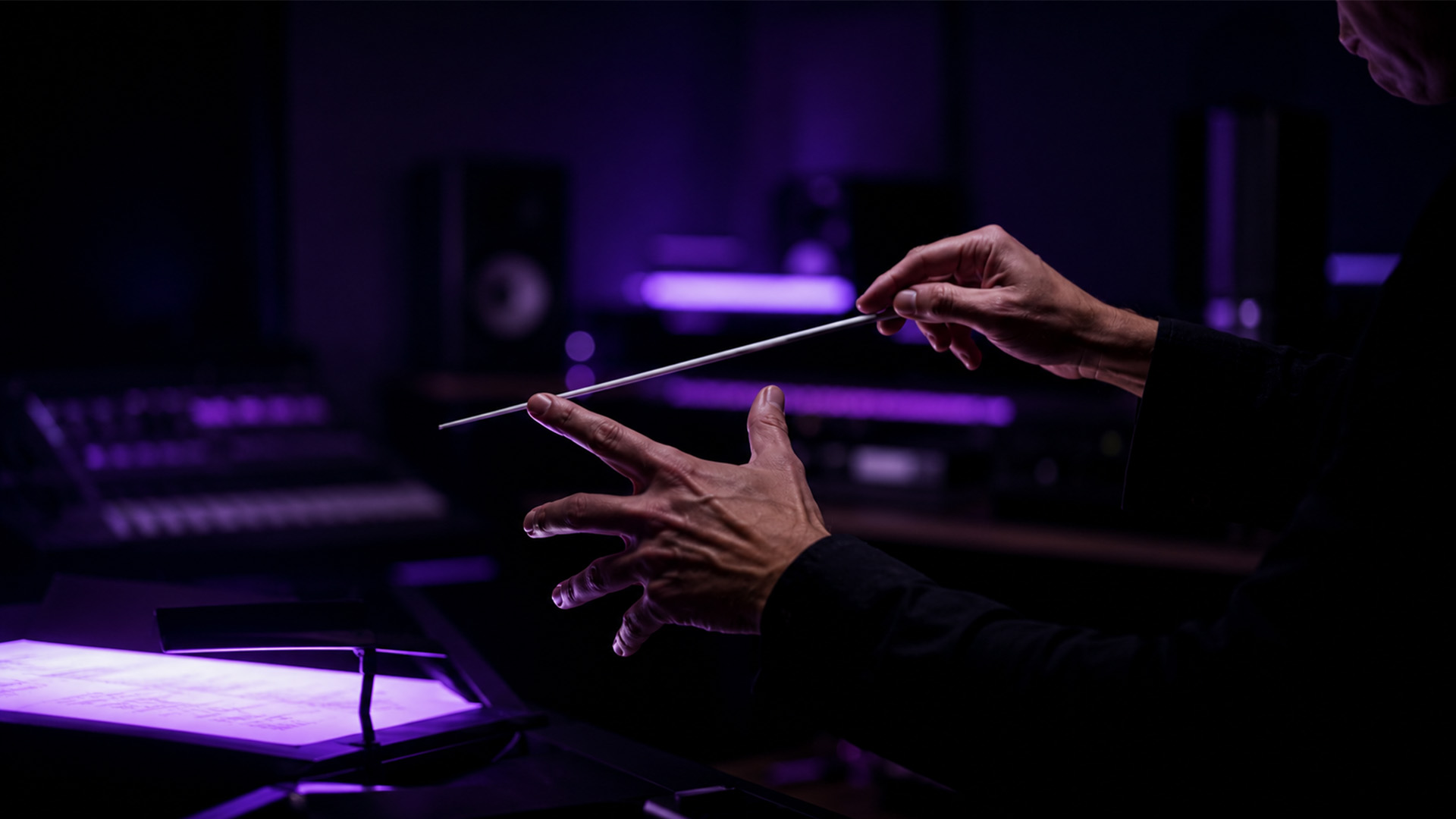 A conductor&rsquo;s hands conducting an orchestra remotely